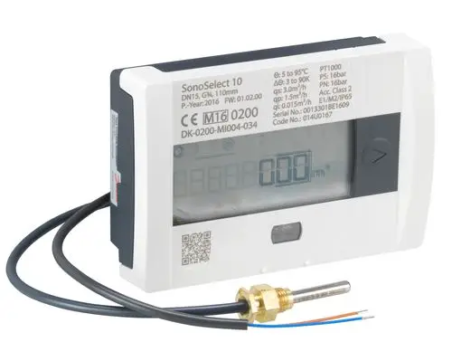 Wärmezähler von Danfoss mit digitalem Anzeige für Messeinheit, Anschlussleitungen und Temperatursensor. Robust gebaut für den Einsatz in Heizungsanlagen.